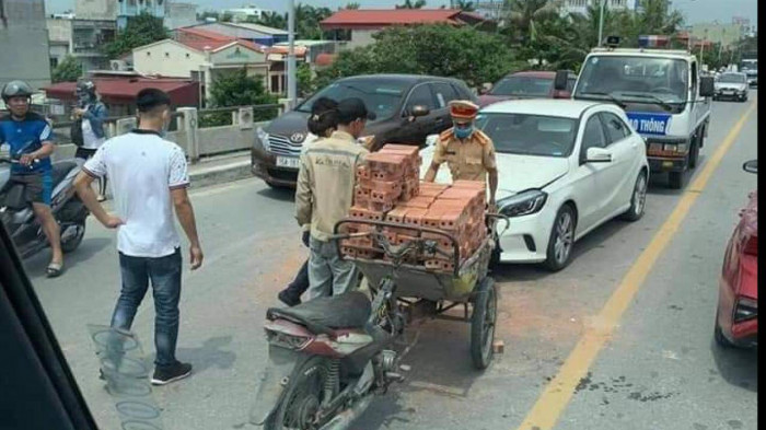 Hành động đẹp của nữ tài xế Mercedes sau va chạm với xe ba gác chở gạch 3