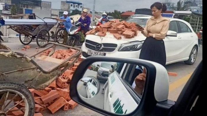 Hành động đẹp của nữ tài xế Mercedes sau va chạm với xe ba gác chở gạch 2