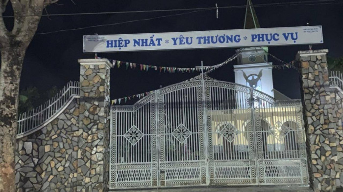 Vì sao gã trai tưới 18 lít xăng đốt cửa nhà thờ, đâm linh mục trọng thương? 1