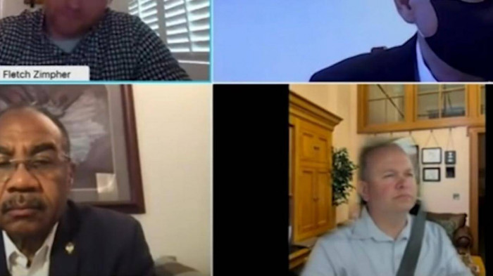 Khôi hài: Nghị sĩ vừa lái xe vừa thảo luận về dự luật cấm lái xe phân tâm 1