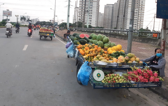 Hà Nội: Chợ cóc, chợ tạm vẫn hoạt động bất chấp lệnh cấm 1