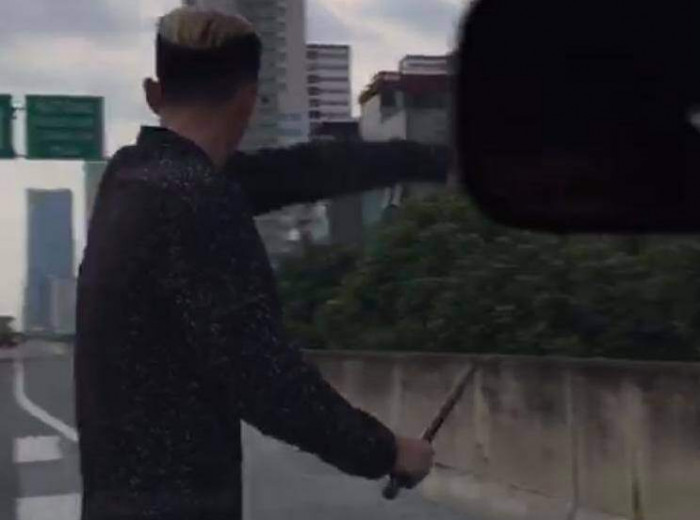 Tài xế cầm gậy sắt lại chửi bới, đập xe ô tô ở đường vành đai trên cao 1