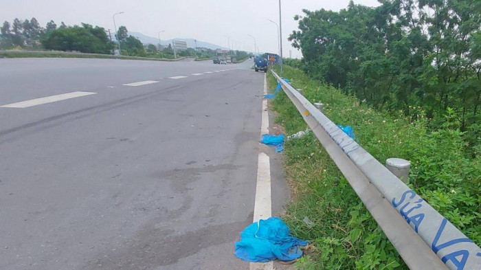 Rùng mình đồ bảo hộ, khẩu trang đã dùng tràn lan cao tốc Hà Nội-Bắc Giang 2