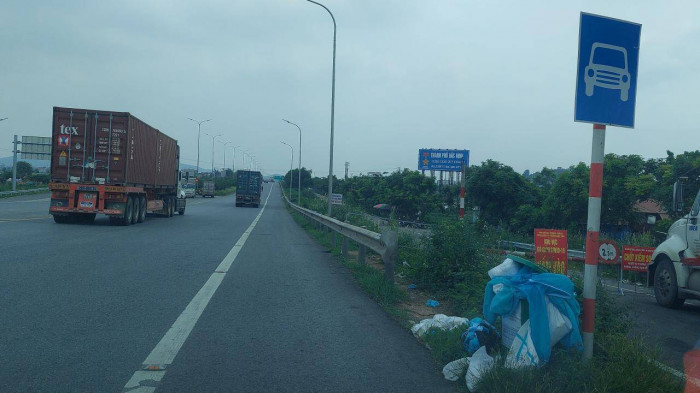 Rùng mình đồ bảo hộ, khẩu trang đã dùng tràn lan cao tốc Hà Nội-Bắc Giang 1