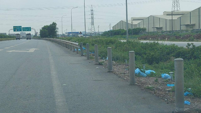 Rùng mình đồ bảo hộ, khẩu trang đã dùng tràn lan cao tốc Hà Nội-Bắc Giang 4