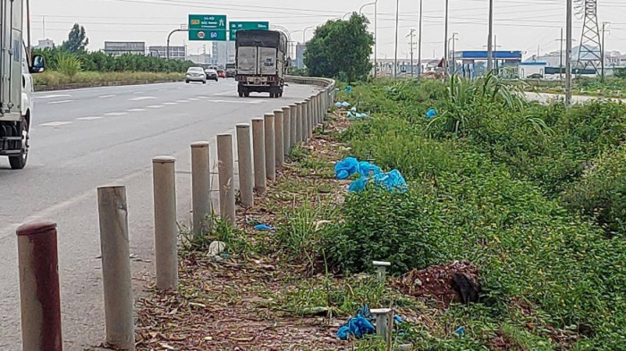 Rùng mình đồ bảo hộ, khẩu trang đã dùng tràn lan cao tốc Hà Nội-Bắc Giang 3