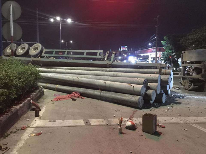 TNGT ở Bình Dương: Xe chở cột điện lật nhào, đè chết thanh niên vượt đèn đỏ 1