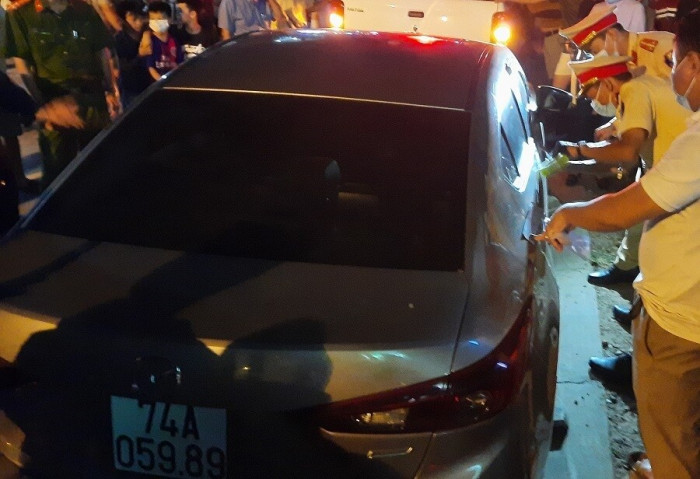 Quảng Trị: Tài xế không chịu đo nồng độ cồn, cố thủ trong xe