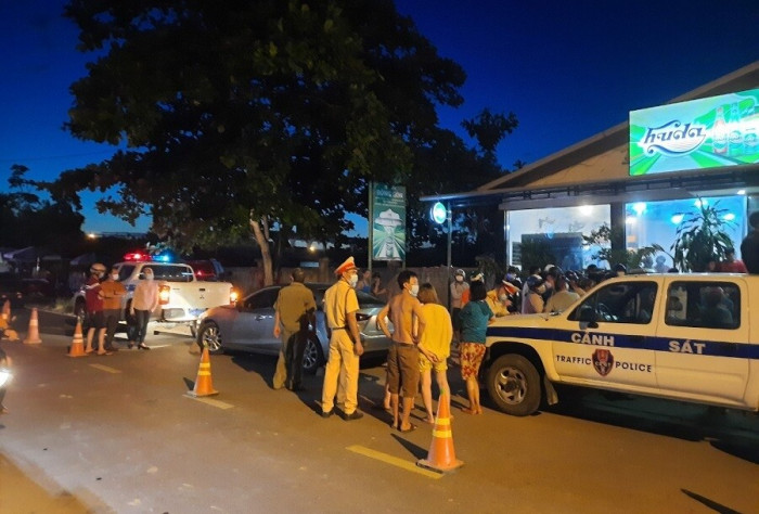 Quảng Trị: Tài xế không chịu đo nồng độ cồn, cố thủ trong xe