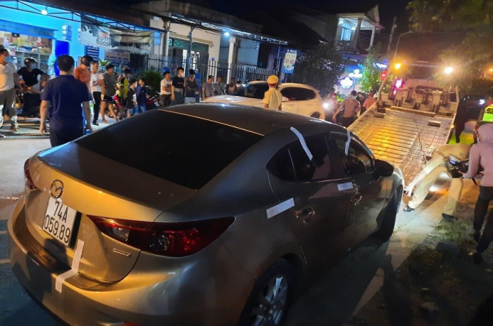 Quảng Trị: Tài xế không chịu đo nồng độ cồn, cố thủ trong xe