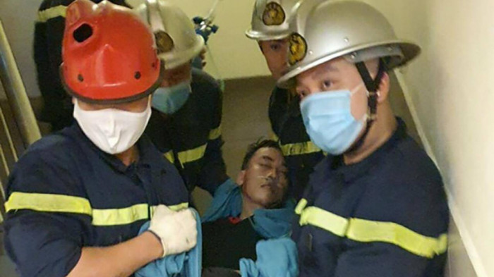Hà Nội: Cảnh sát giải cứu nam thanh niên bị kẹt đầu vào thang máy 1