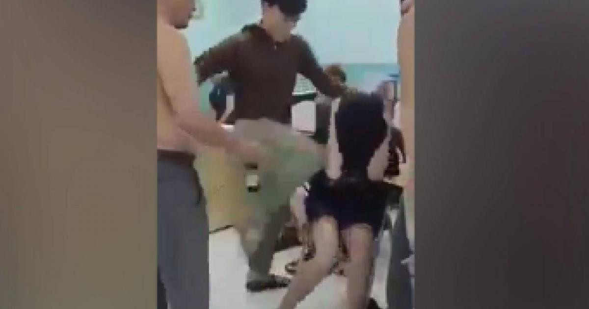 Hai thiếu niên bị đấm, đạp thẳng mặt trong phòng giám thị đông người