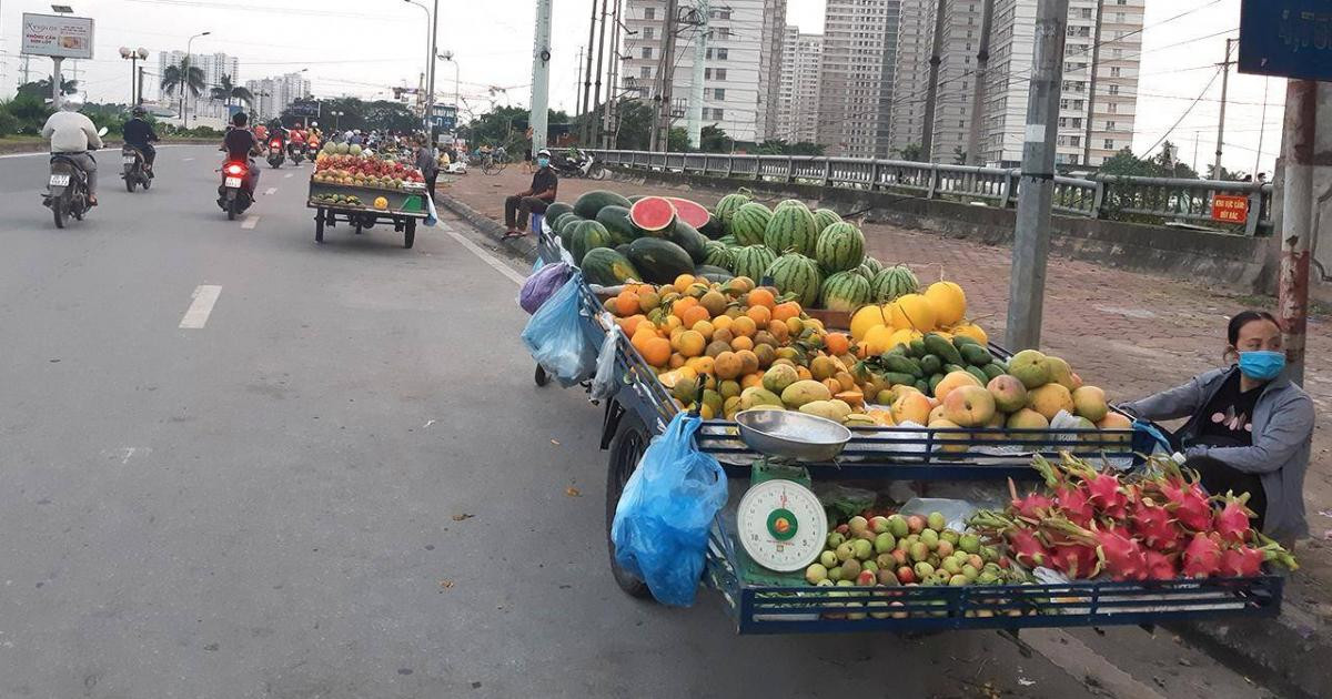 Hà Nội: Chợ cóc, chợ tạm vẫn hoạt động bất chấp lệnh cấm