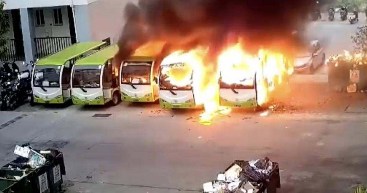 Xe điện Trung Quốc đang đỗ bất ngờ phát nổ, bốc cháy dữ dội