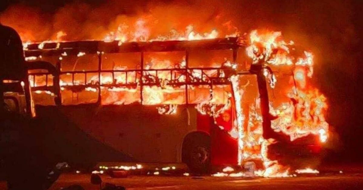 Bốn xe khách bất ngờ bốc cháy ngùn ngụt trong Bến xe Liên tỉnh Đắk Lắk