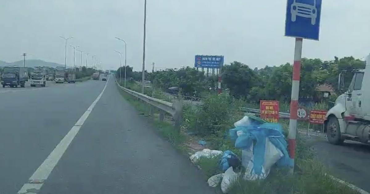 Rùng mình đồ bảo hộ, khẩu trang đã dùng tràn lan cao tốc Hà Nội-Bắc Giang
