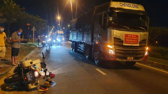 xe tải vượt chốt kiểm soát dịch, tông một cán bộ csgt bị thương