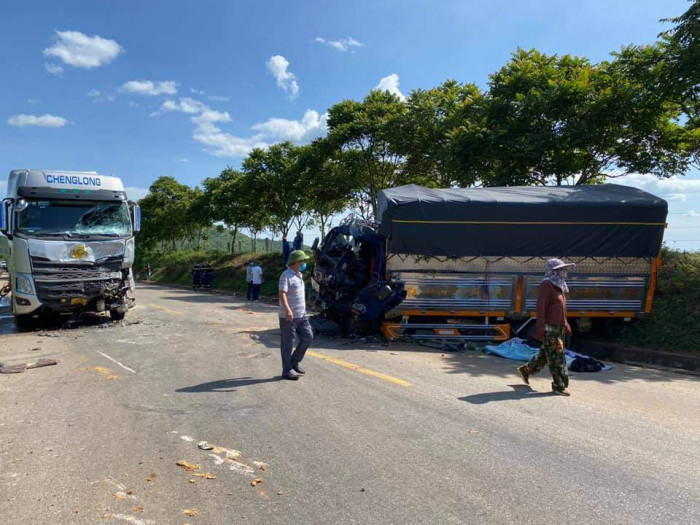 Dùng máy xúc phá cabin đưa thi thể tài xế mắc kẹt ra ngoài sau tai nạn 1