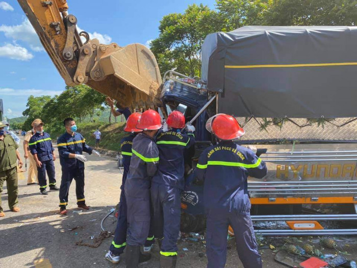 Dùng máy xúc phá cabin đưa thi thể tài xế mắc kẹt ra ngoài sau tai nạn 2