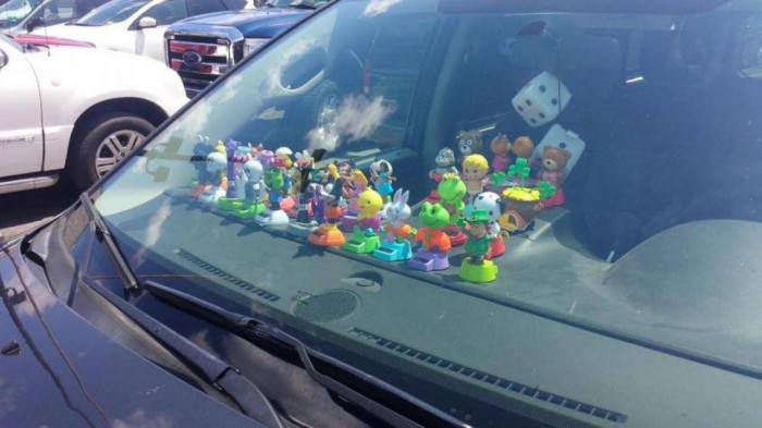 Vật trang trí trên táp lô ô tô có thể là