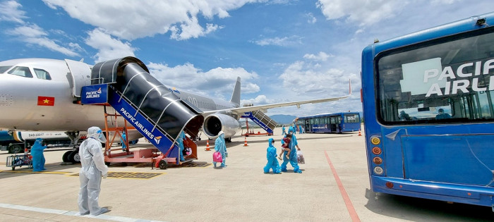 Áp mức sàn, giá vé máy bay tăng bao nhiêu?