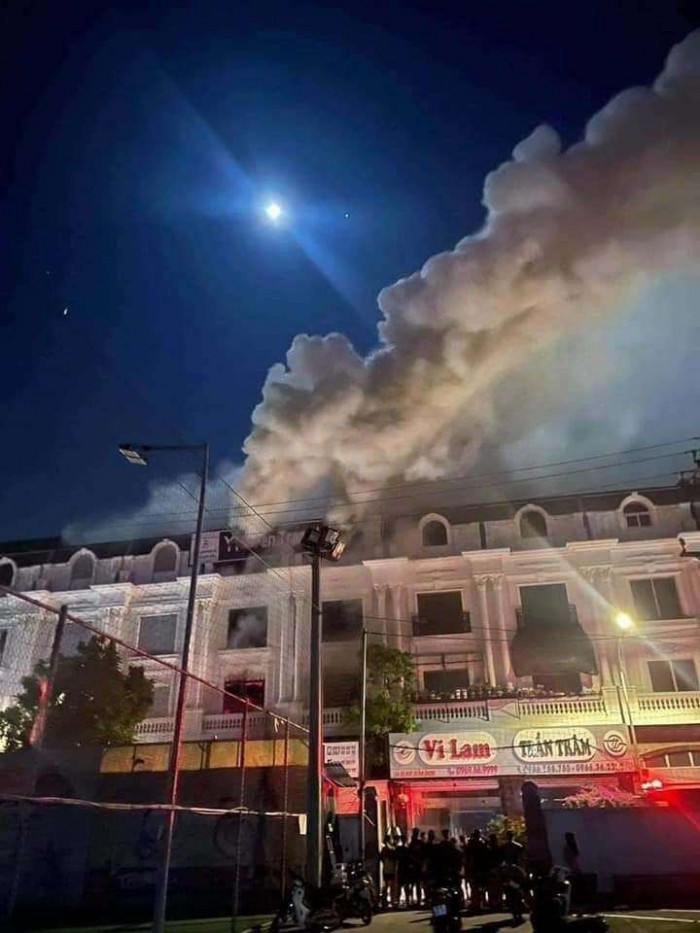 Kho chứa vải ở Ninh Hiệp bốc cháy giữa đêm, căn nhà 5 tầng ngập lửa 4