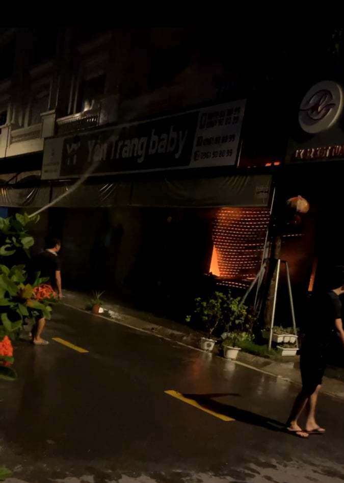 Kho chứa vải ở Ninh Hiệp bốc cháy giữa đêm, căn nhà 5 tầng ngập lửa 1