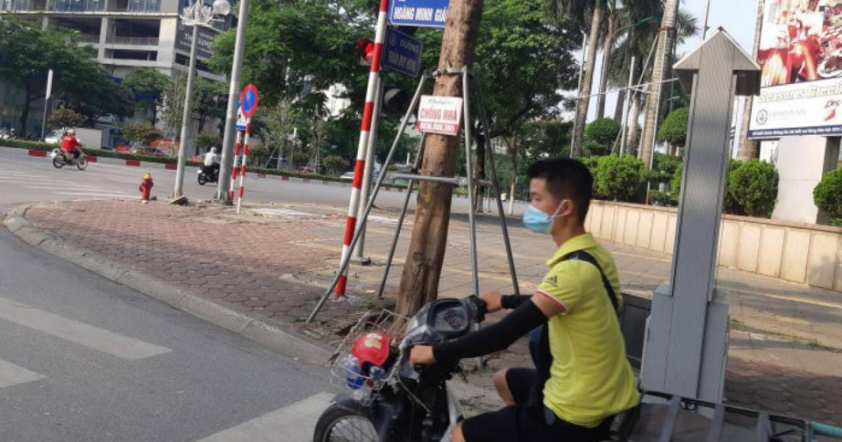 Chùm ảnh: Nhan nhản đầu trần lái xe máy ra đường ngày giãn cách