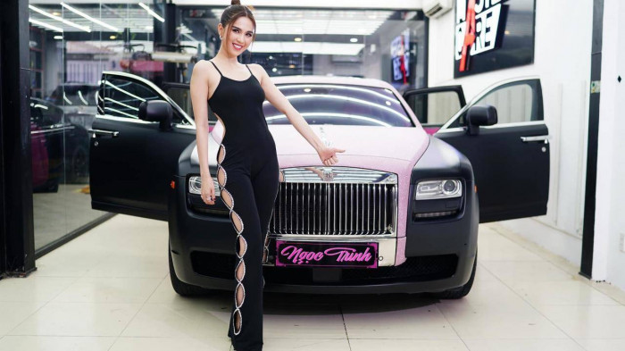 Ngọc Trinh khoe đường cong rực lửa trong xế sang Rolls-Royce 1