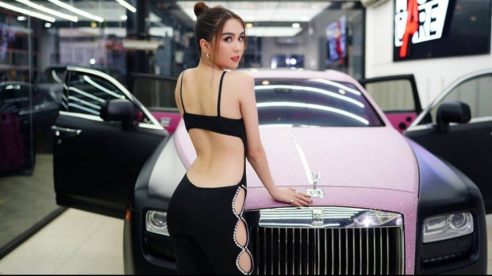 Ngọc Trinh khoe đường cong rực lửa trong xế sang Rolls-Royce 2