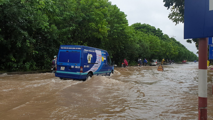 Đường gom Đại lộ thăng long khi nào thoát ngập, ùn tắc?