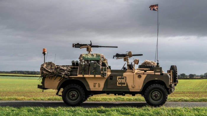 Chiếc Land Rover độc nhất vô nhị được gắn súng máy diễu phố 1