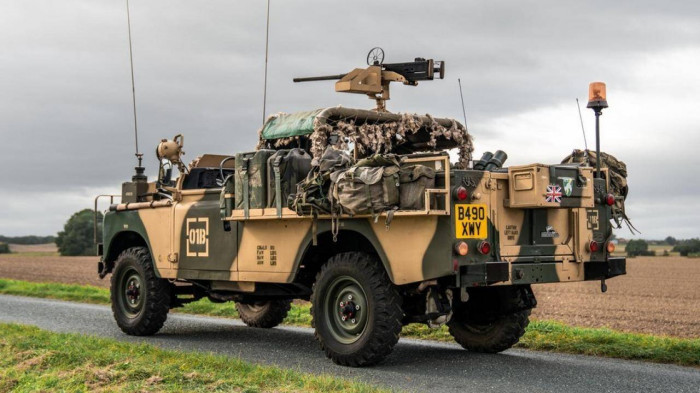 Chiếc Land Rover độc nhất vô nhị được gắn súng máy diễu phố 2