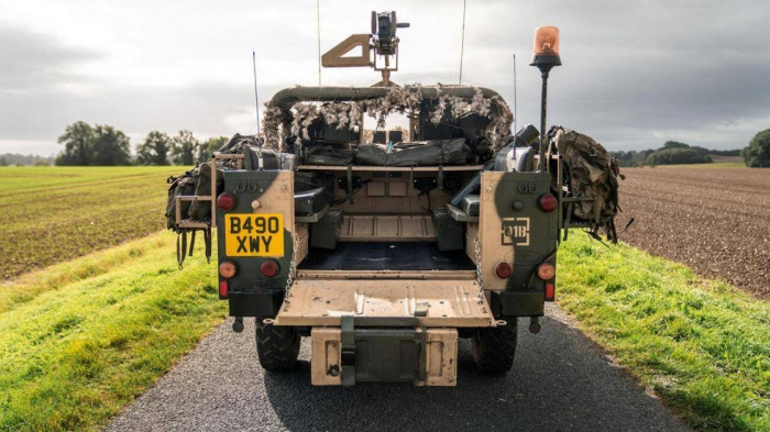 Chiếc Land Rover độc nhất vô nhị được gắn súng máy diễu phố 3