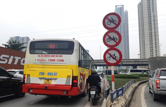 CSGT đề xuất bỏ biển cấm xe máy nút giao đại lộ Thăng Long- Trần Duy Hưng 1
