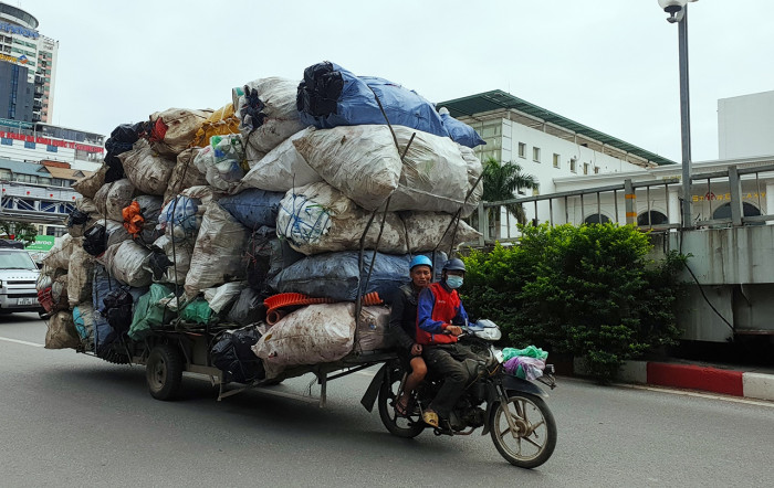 Hãi hùng những “núi hàng” diễu phố 1