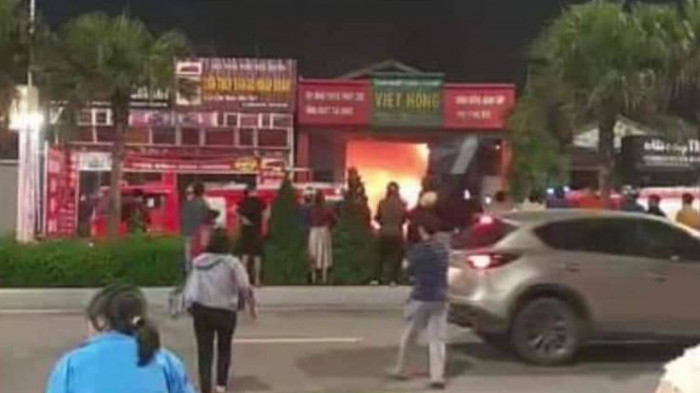 Gara ô tô ở TP Hạ Long bốc cháy, nhiều đồ đạc và 1 xe bán tải bị thiêu rụi 1