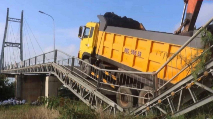 chủ, lái xe chở quá tải làm sập cầu bình phong thạnh bị phạt 45 triệu