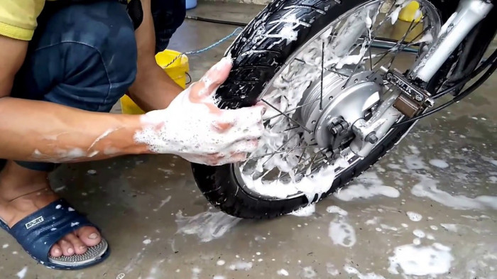 Rửa xe máy đúng cách để bảo vệ xe 1