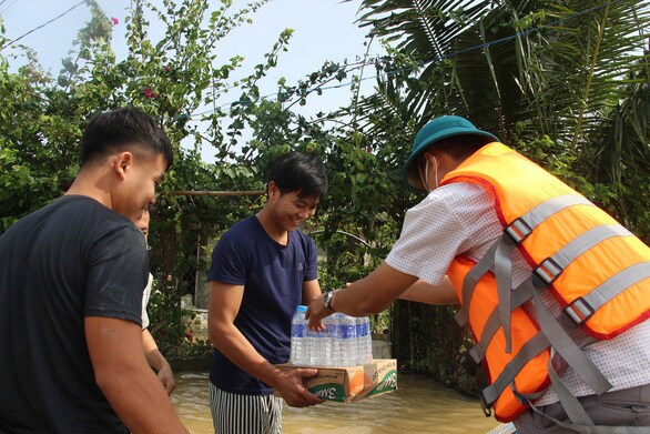 Nhà cửa ngổn ngang bùn đất, người dân bần thần trở về sau lũ 9