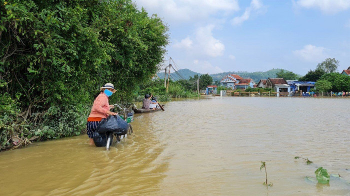 Nhà cửa ngổn ngang bùn đất, người dân bần thần trở về sau lũ 8