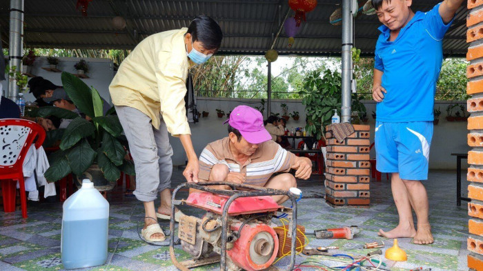 Nhà cửa ngổn ngang bùn đất, người dân bần thần trở về sau lũ 5