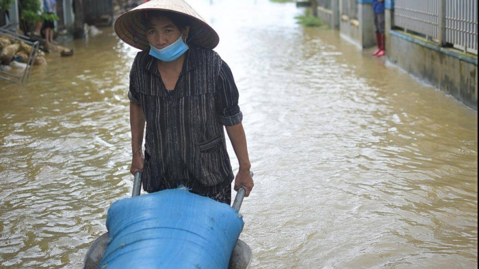 Nhà cửa ngổn ngang bùn đất, người dân bần thần trở về sau lũ 6