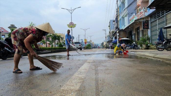 Nhà cửa ngổn ngang bùn đất, người dân bần thần trở về sau lũ 7