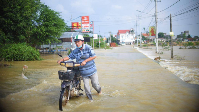 Nhà cửa ngổn ngang bùn đất, người dân bần thần trở về sau lũ 10