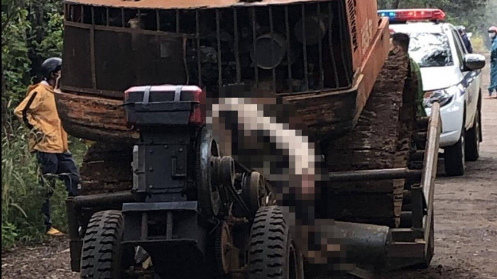 Hy hữu: Đang điều khiển xe công nông, nam thanh niên gục chết trên ghế lái 1