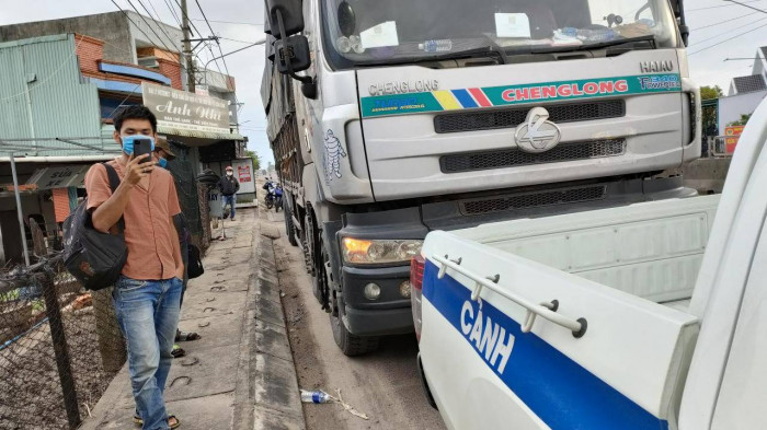 Tài xế đóng cửa xe bất chấp hiệu lệnh kiểm tra, đôi co nhiều giờ với CSGT 2