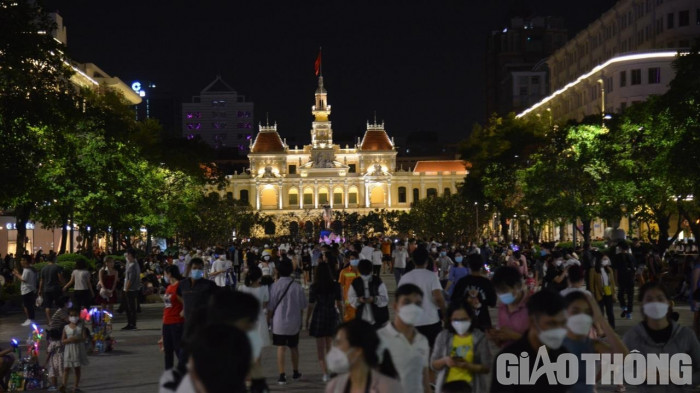 Người dân TP.HCM đổ về phố đi bộ Nguyễn Huệ trước thời khắc đếm ngược 6