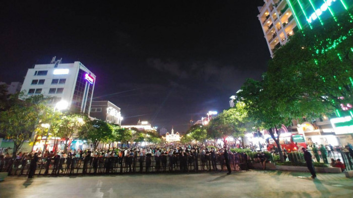 Người dân TP.HCM đổ về phố đi bộ Nguyễn Huệ trước thời khắc đếm ngược 7