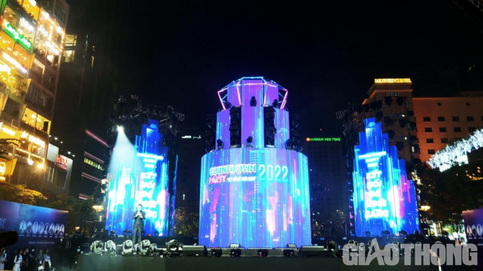 Người dân TP.HCM đổ về phố đi bộ Nguyễn Huệ trước thời khắc đếm ngược 10